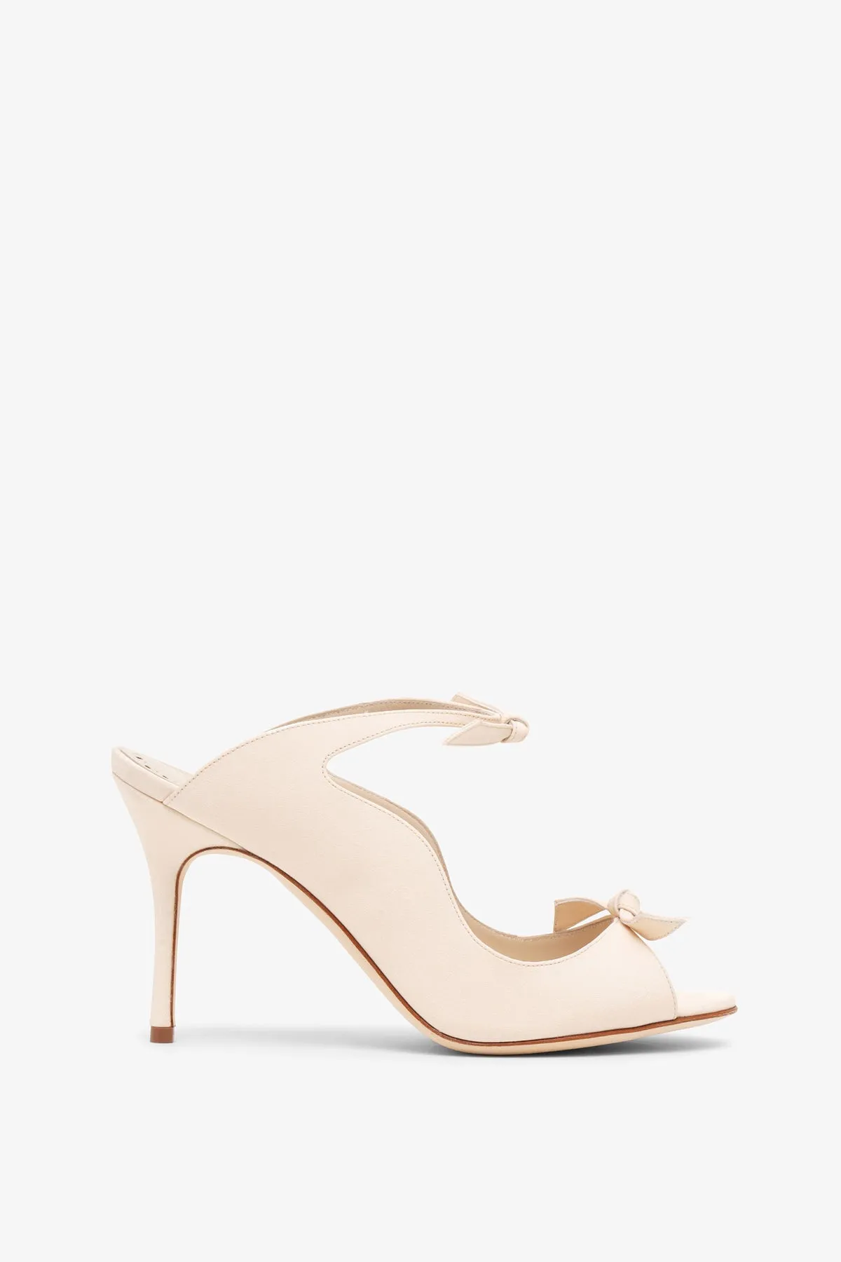 Manolo Blahnik Fiocchetti 90 off white sandals